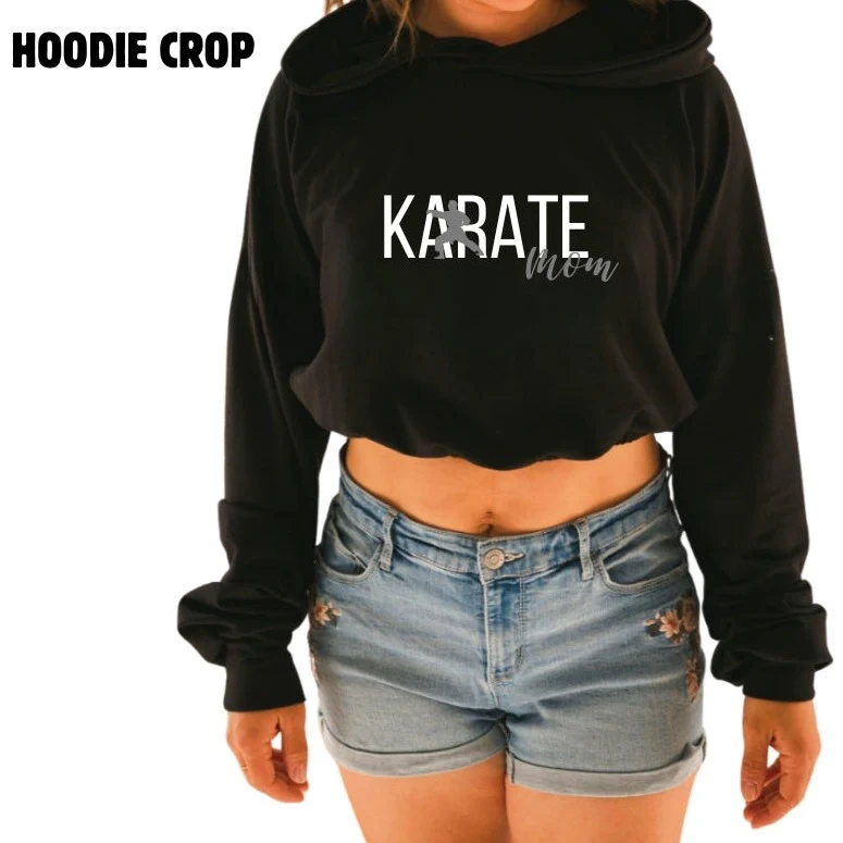 Hoodie crop manche longue en bambou noir avec élastique à la taille pour femme. Karate Mom – Image 2