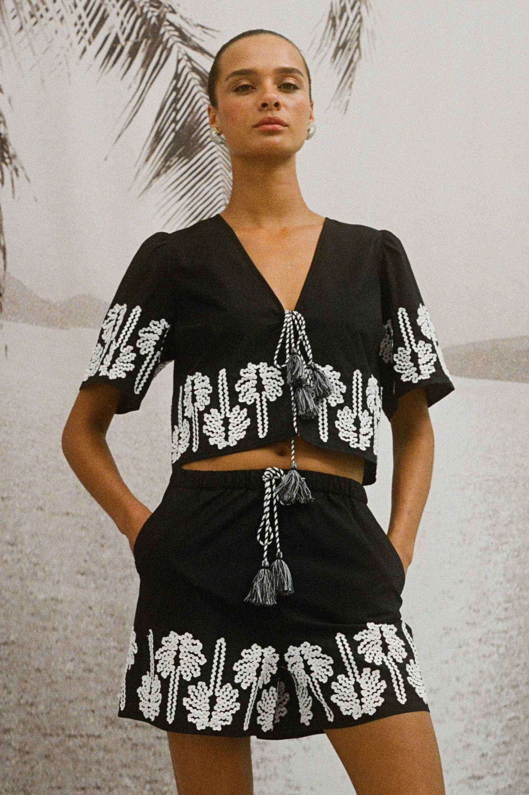 ARMANDA SHORT - BLACK IVORY PALM TREES – Image 3