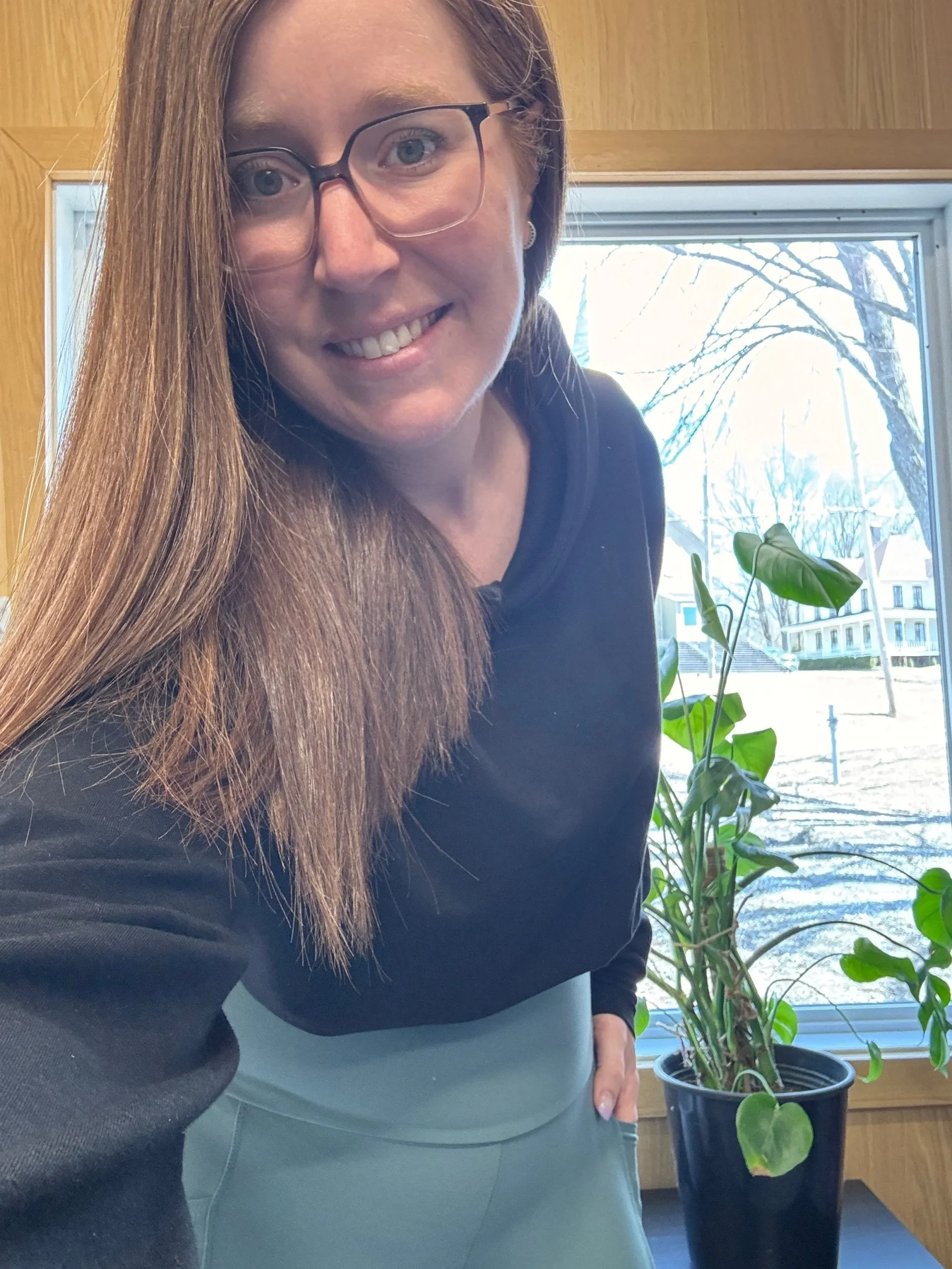 Hoodie crop manche longue en bambou noir avec élastique à la taille pour femme. Baseball Mom – Image 4