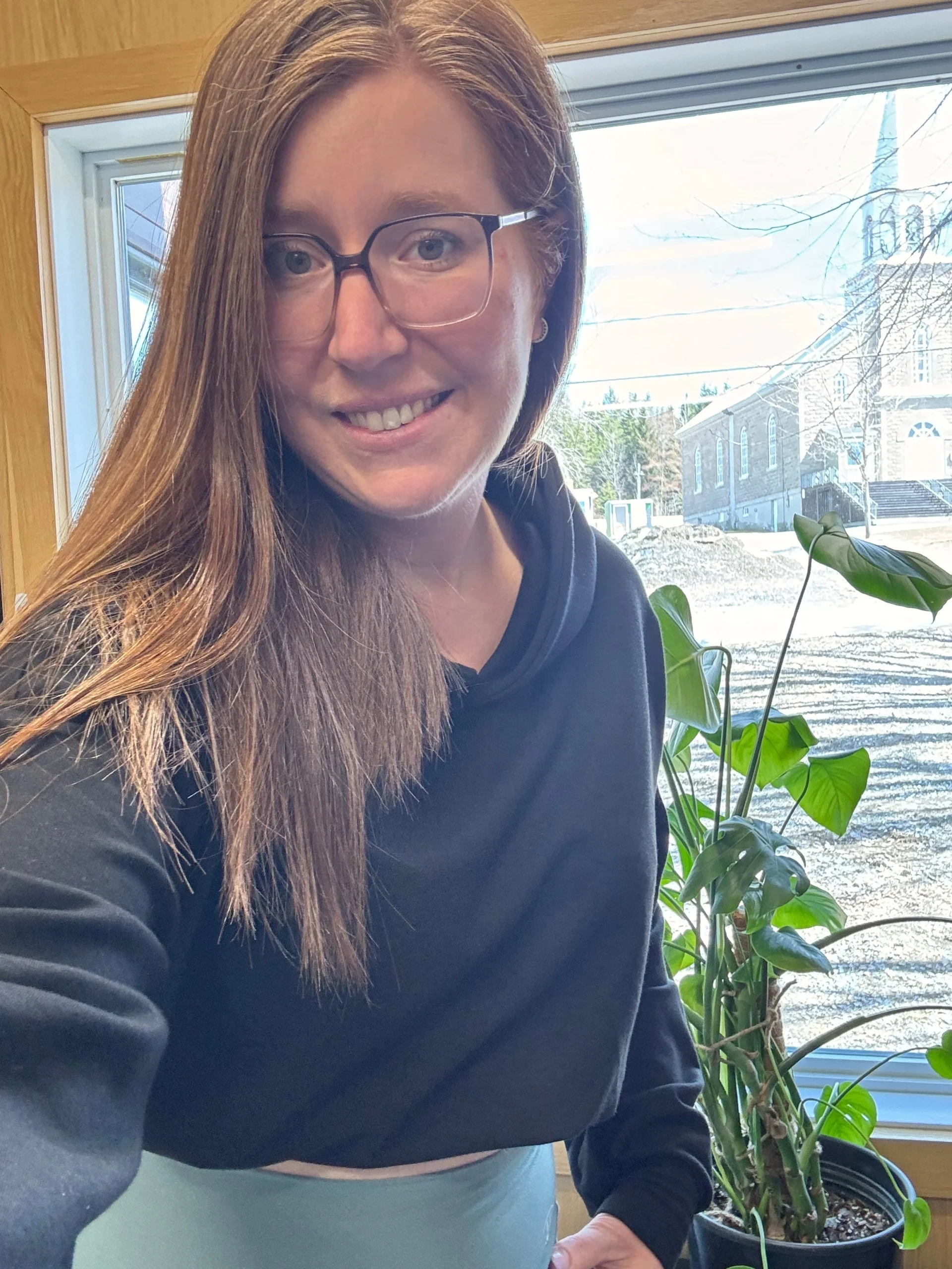 Hoodie crop manche longue en bambou noir avec élastique à la taille pour femme. Baseball Mom – Image 5