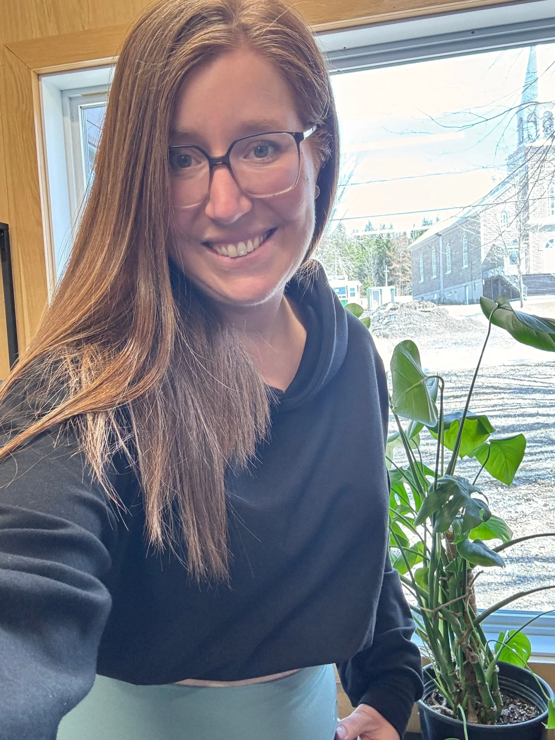 Hoodie crop manche longue en bambou noir avec élastique à la taille pour femme. Baseball Mom – Image 6