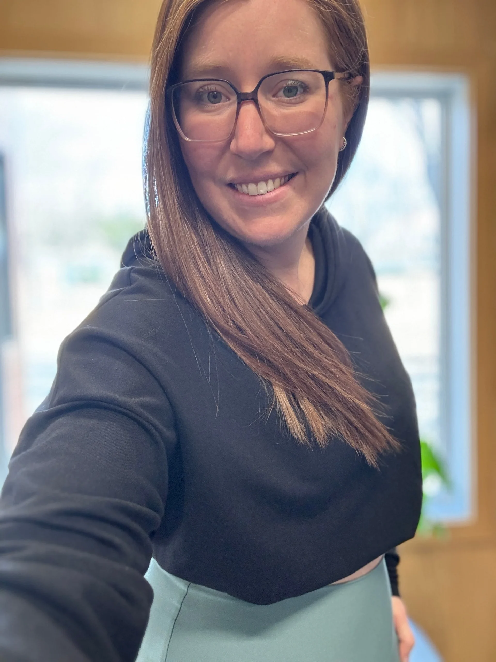 Hoodie crop manche longue en bambou noir avec élastique à la taille pour femme. Baseball Mom – Image 7