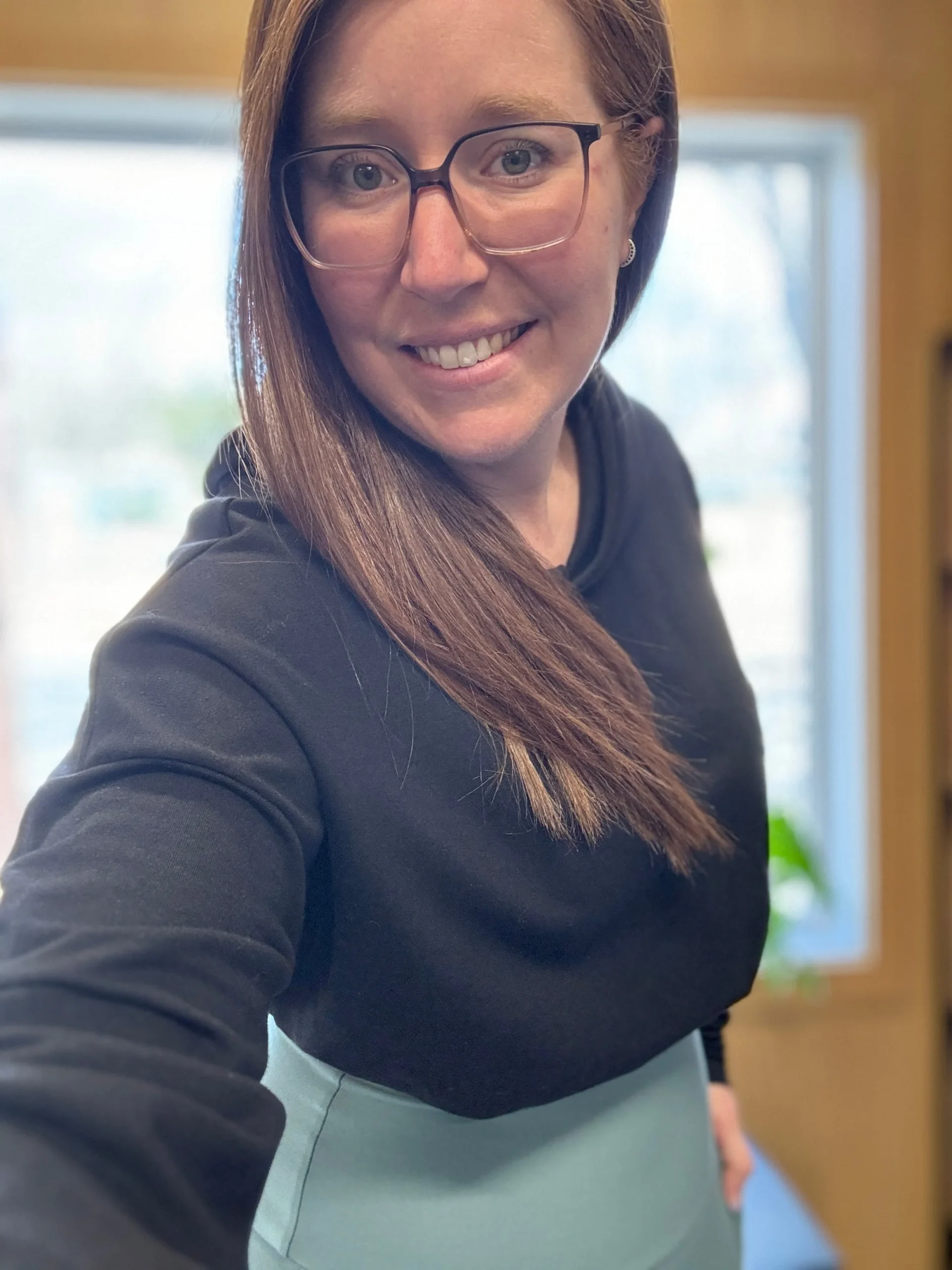 Hoodie crop manche longue en bambou noir avec élastique à la taille pour femme. Baseball Mom – Image 8