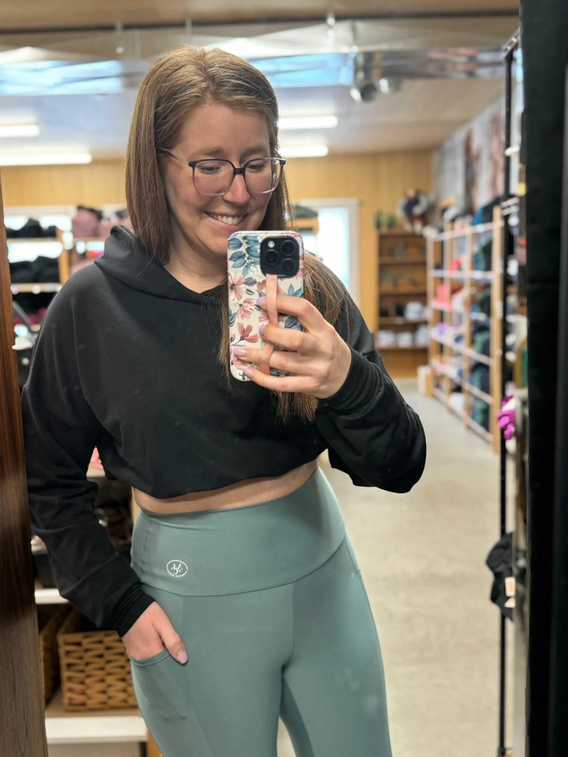 Hoodie crop manche longue en bambou noir avec élastique à la taille pour femme. Baseball Mom – Image 9