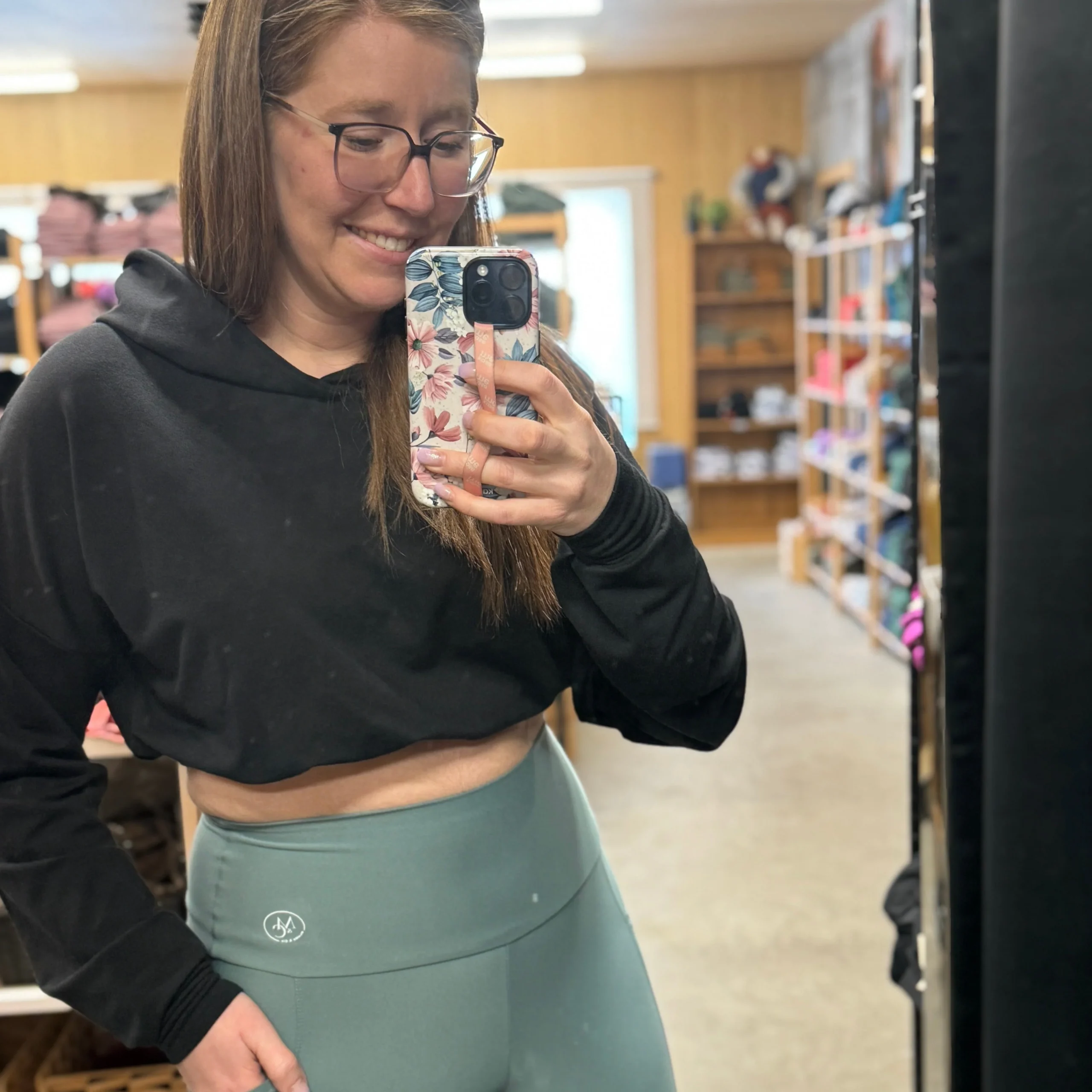 Hoodie crop manche longue en bambou noir avec élastique à la taille pour femme. Baseball Mom – Image 3