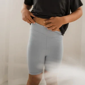 Short biker bleu ciel en bambou pour enfant, grandeurs 12 mois à 12 ans.