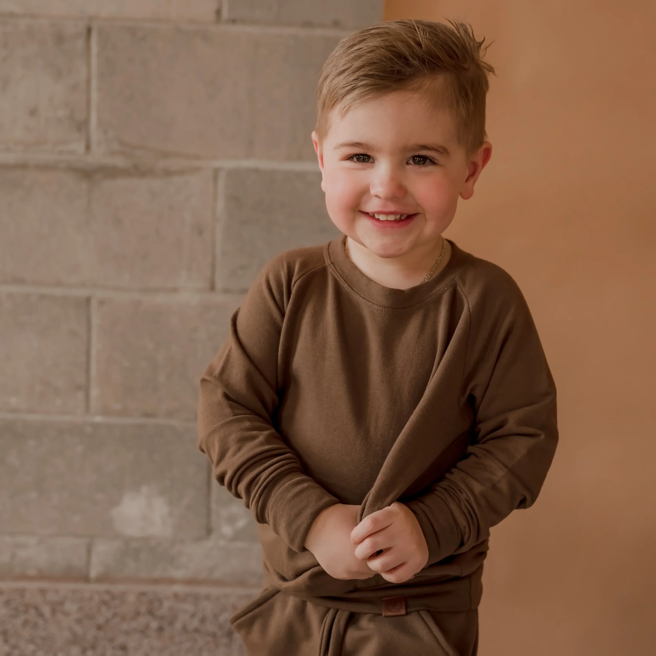 Pantalon évolutif café latté style jogger en bambou pour enfant, grandeurs 0 à 6 ans. – Image 3