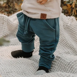 Pantalon évolutif bleu pétrole style jogger en bambou pour enfant, grandeurs 0 à 6 ans.