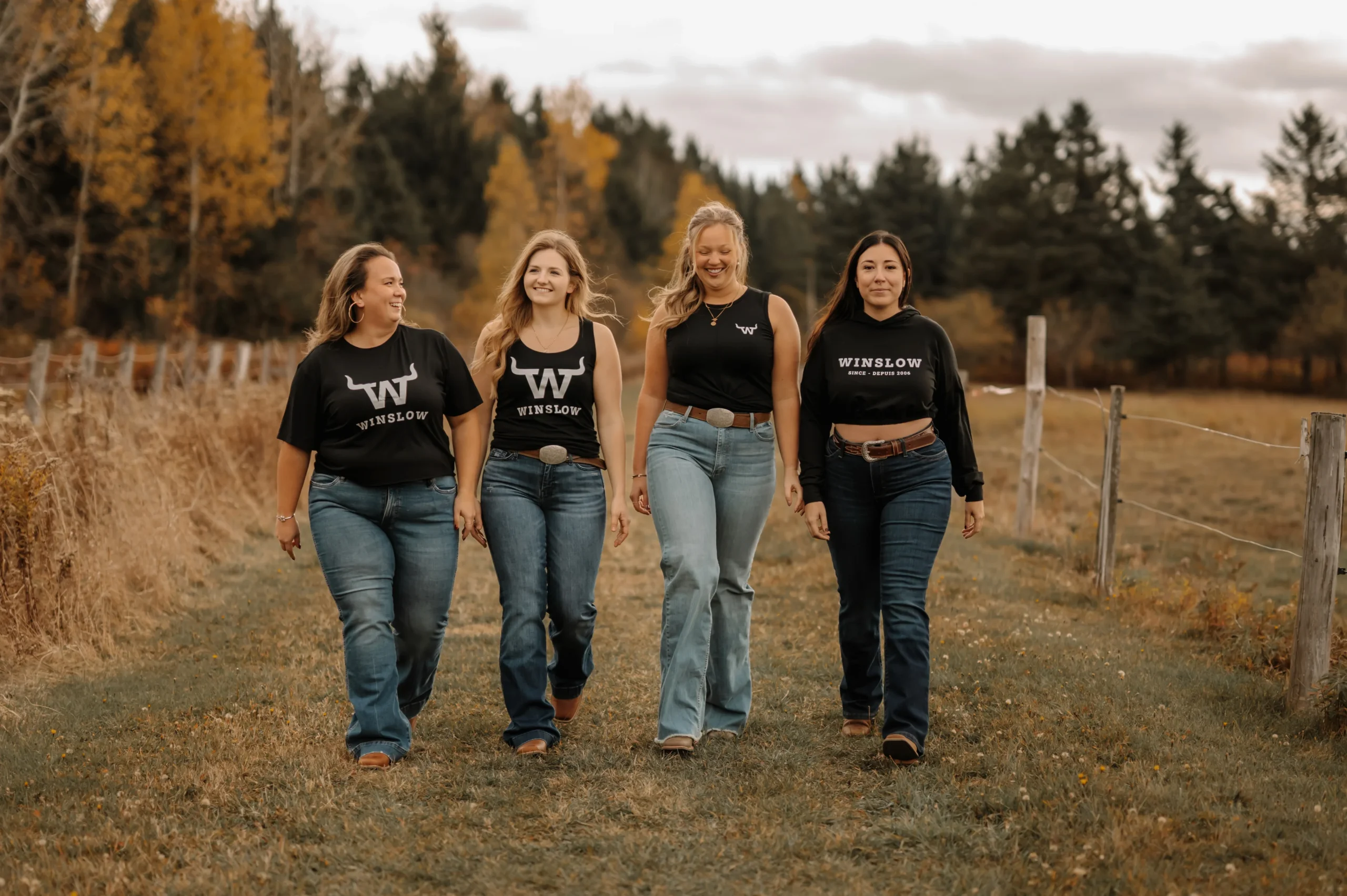 Hoodie crop manche longue Winslow en bambou noir avec élastique à la taille pour femme – Image 5