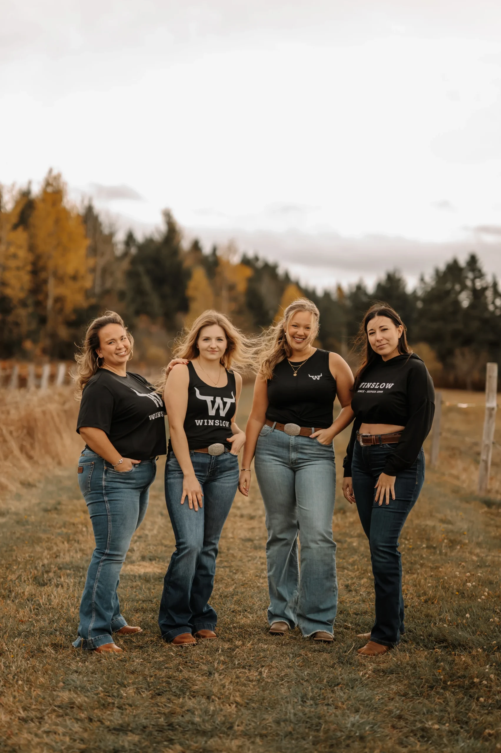 Hoodie crop manche longue Winslow en bambou noir avec élastique à la taille pour femme – Image 4