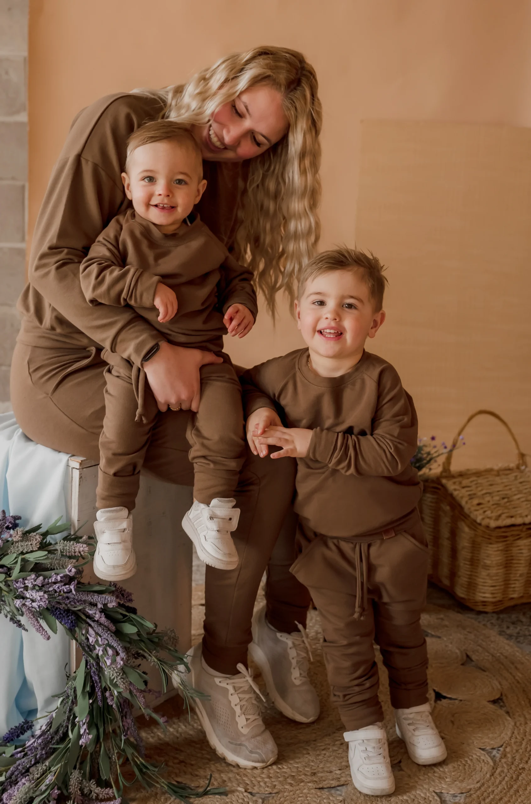 Pantalon évolutif café latté style jogger en bambou pour enfant, grandeurs 0 à 6 ans. – Image 4