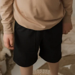 Short cargo 2.0 noir en bambou pour enfant avec poches, grandeurs 12 mois à 12 ans.