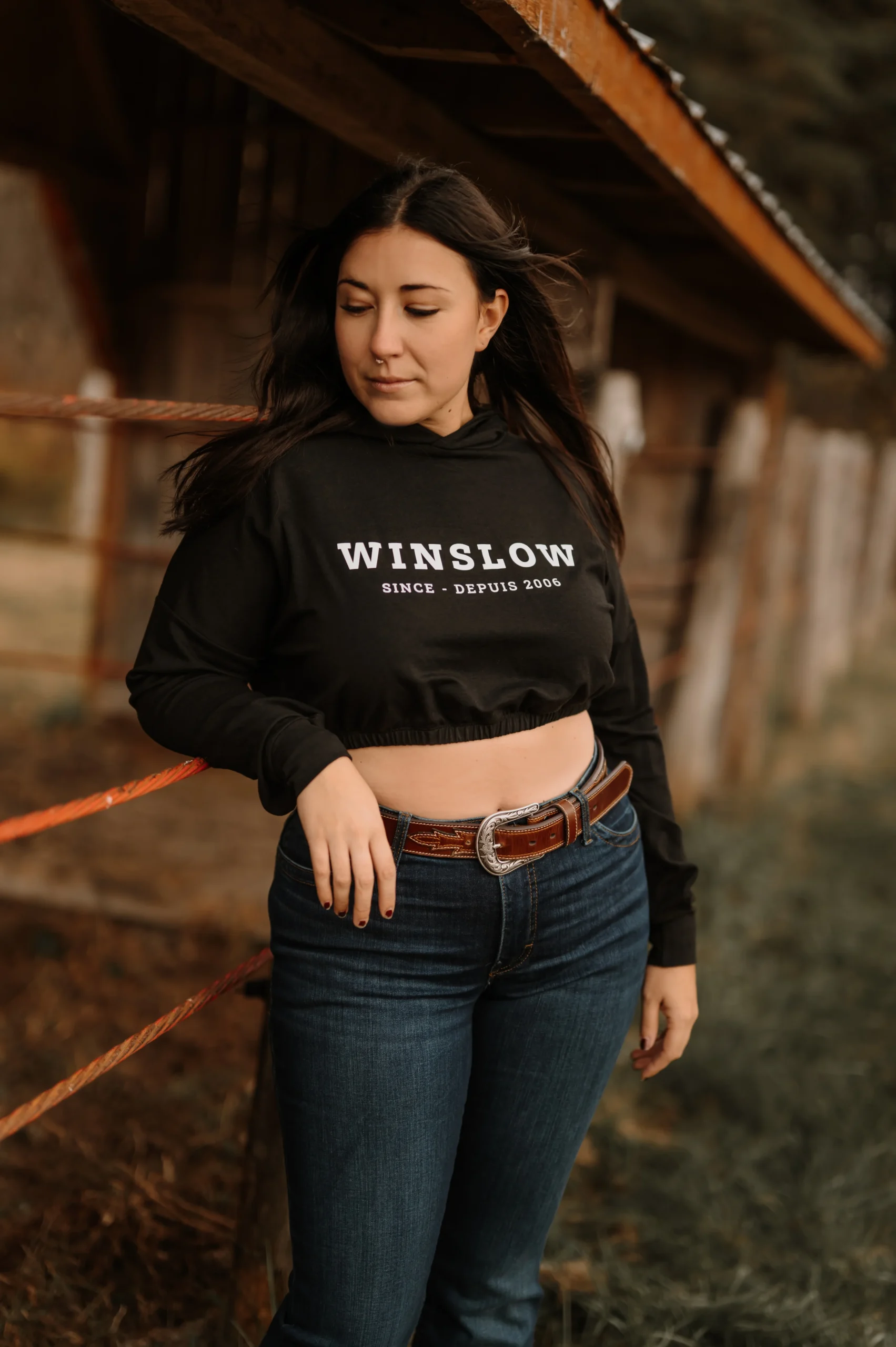 Hoodie crop manche longue Winslow en bambou noir avec élastique à la taille pour femme – Image 3