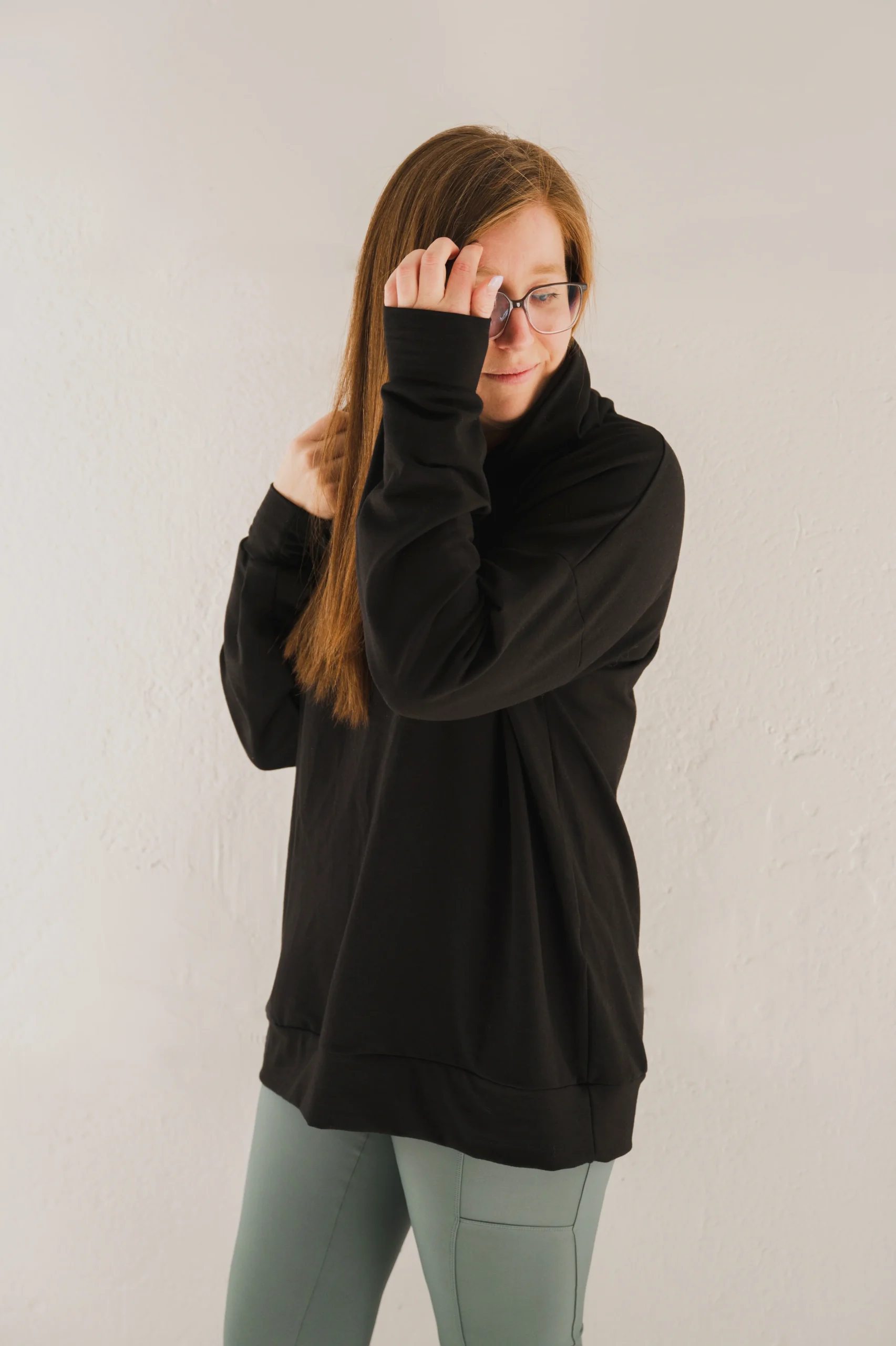 Hoodie oversize manche longue en bambou noir avec bande à la taille pour femme. RETAIL – Image 5