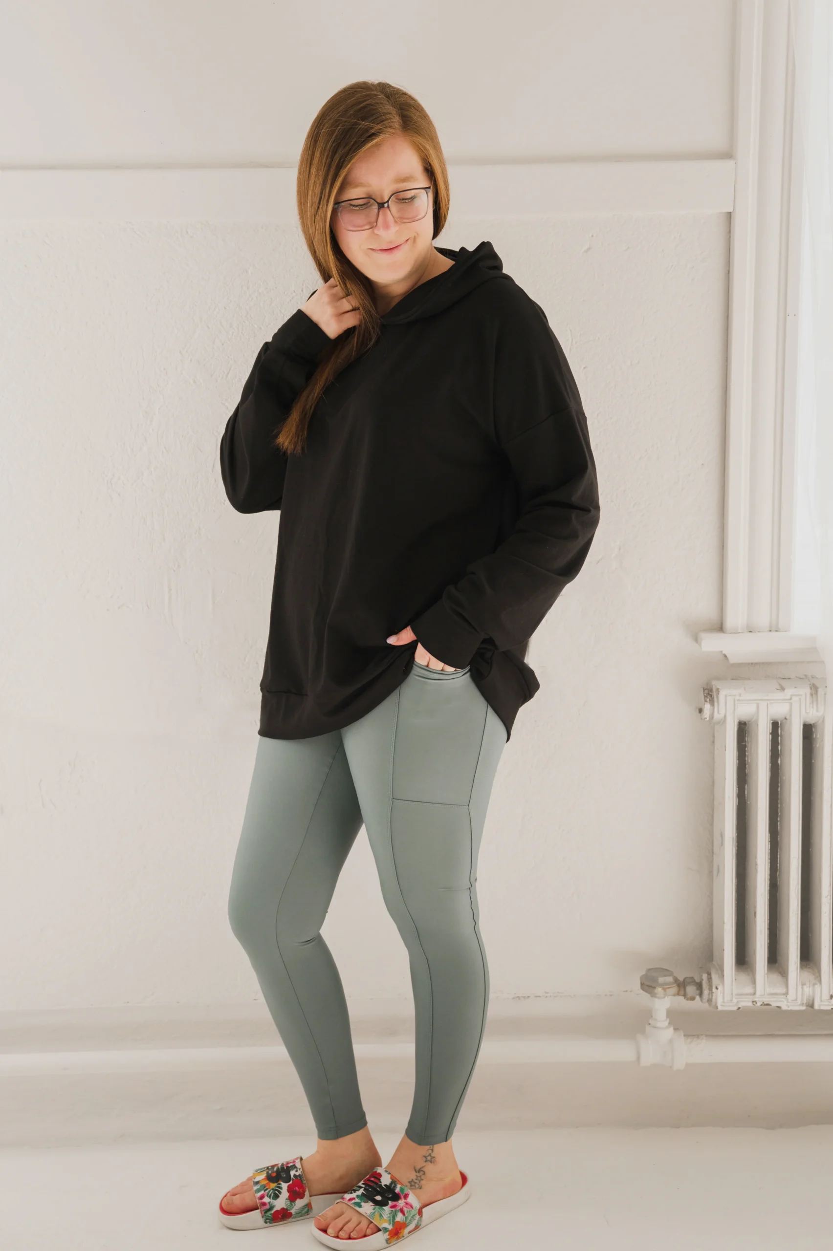 Hoodie oversize manche longue en bambou noir avec bande à la taille pour femme. RETAIL – Image 6