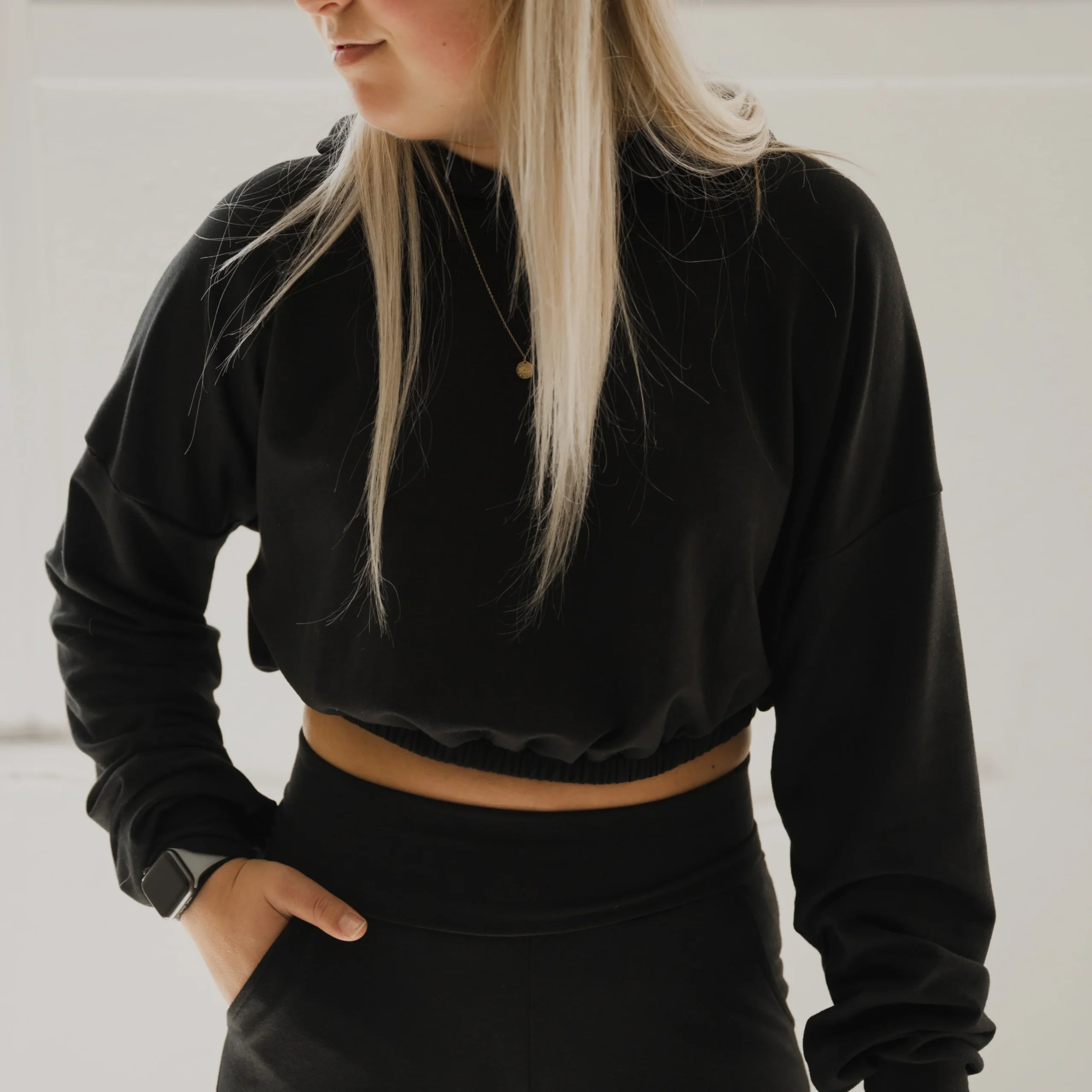 Hoodie crop prestige MomMe&Cie en bambou - Noir. RETAIL