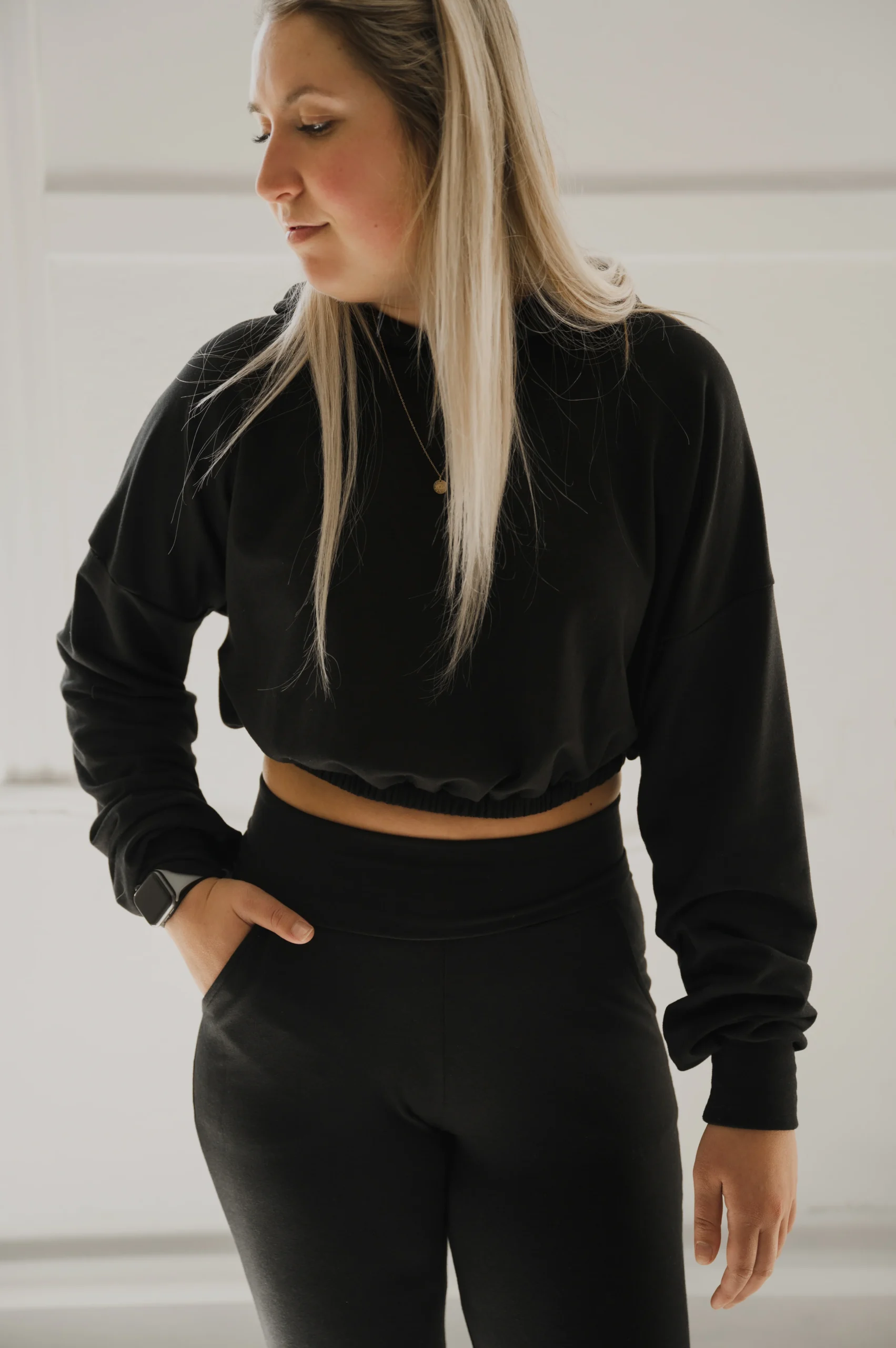 Hoodie crop manche longue en bambou noir avec élastique à la taille pour femme - COUNTRY ROADS – Image 4