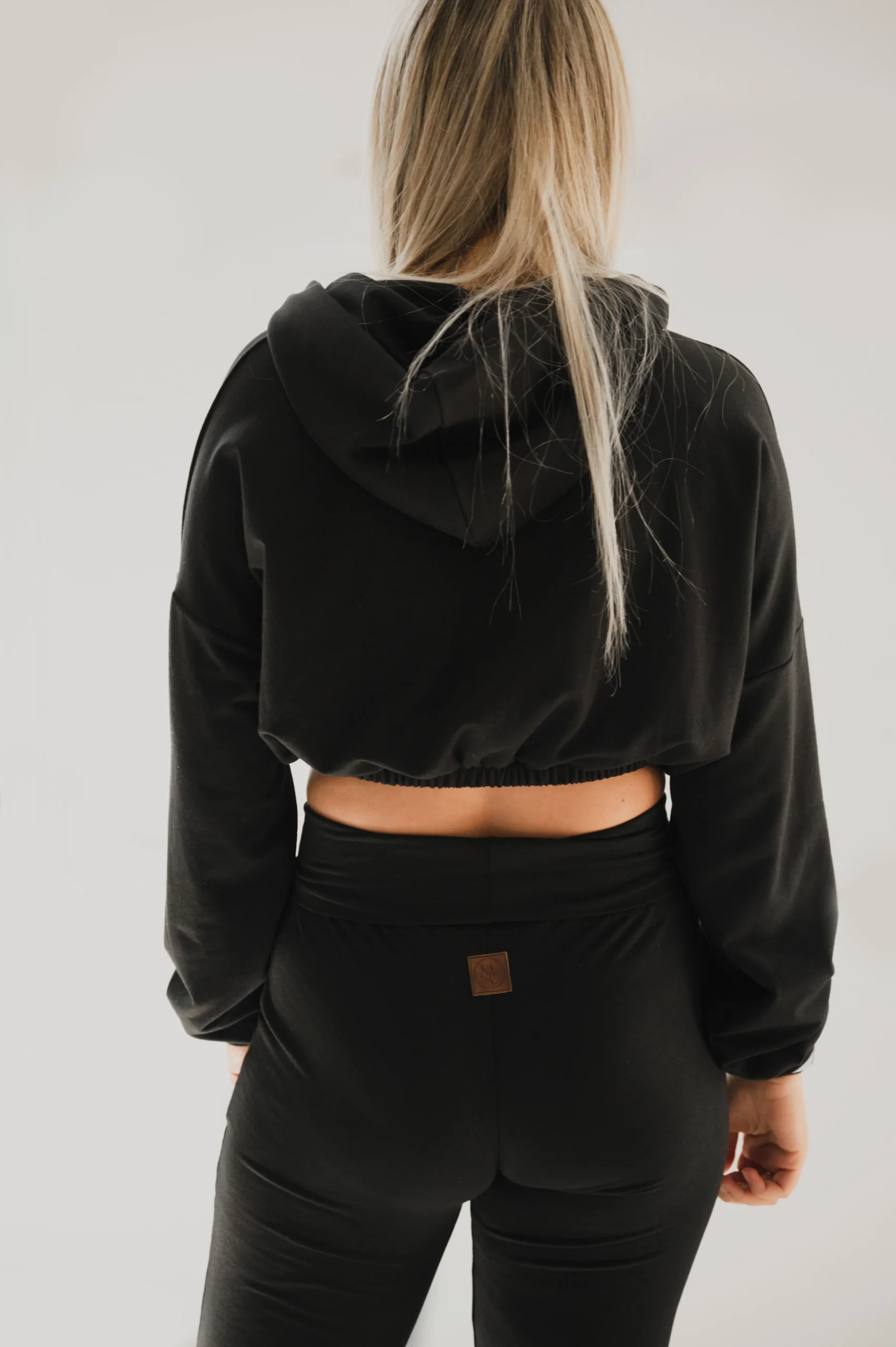 Hoodie crop prestige MomMe&Cie en bambou - Noir. RETAIL – Image 5