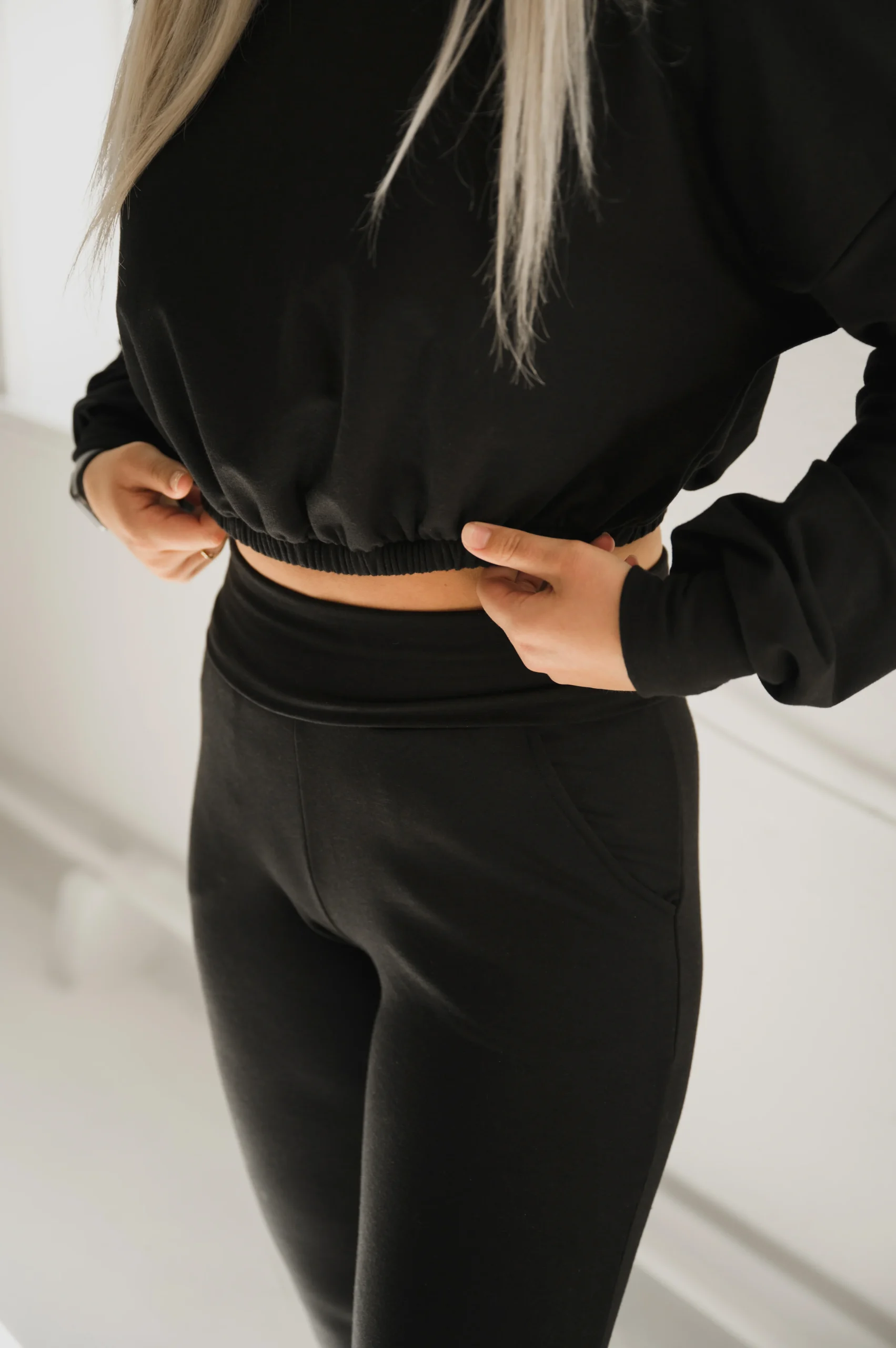 Hoodie crop manche longue en bambou noir avec élastique à la taille pour femme - COUNTRY ROADS – Image 5