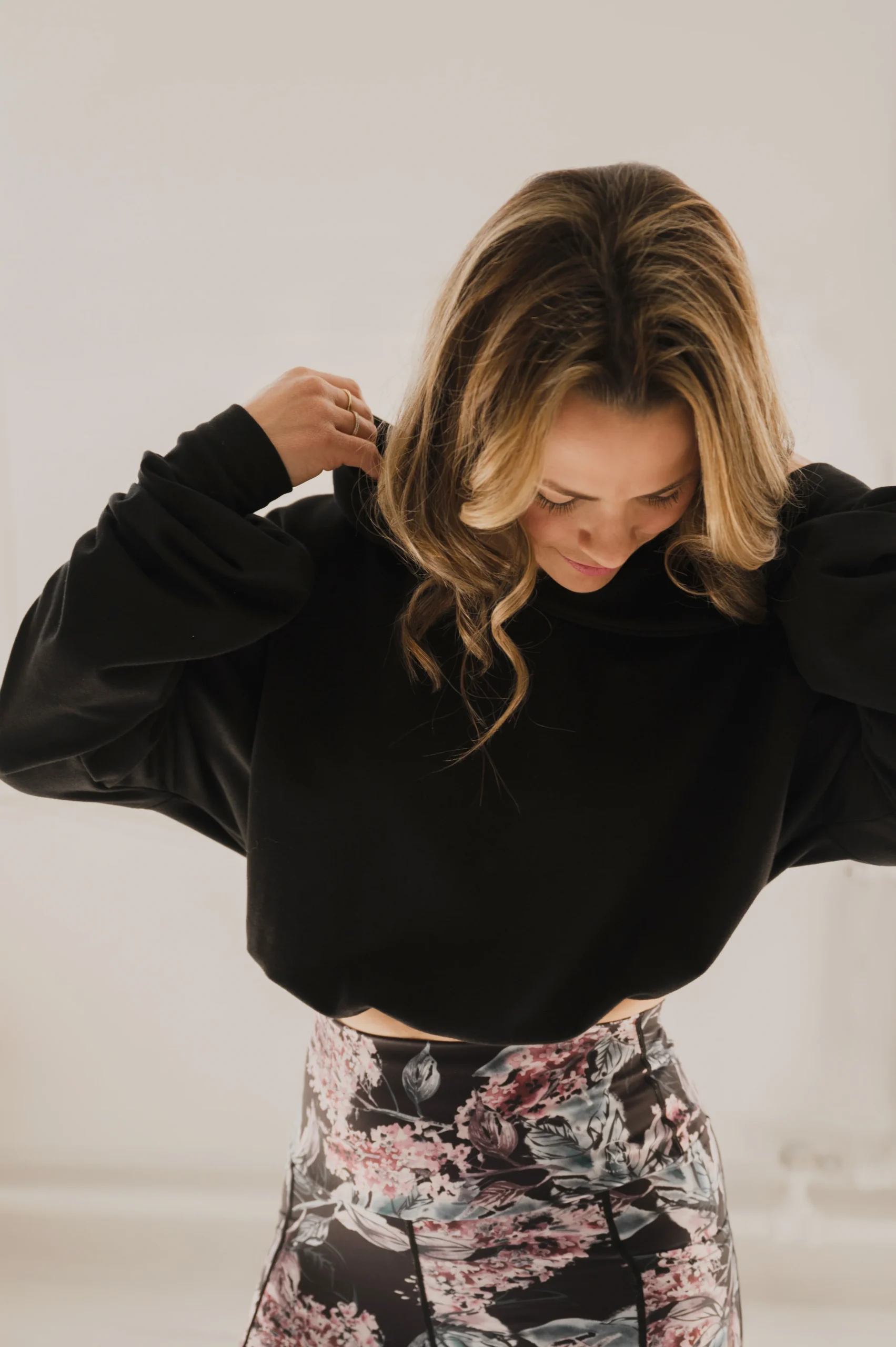 Hoodie crop manche longue en bambou noir avec élastique à la taille pour femme - COUNTRY ROADS – Image 8