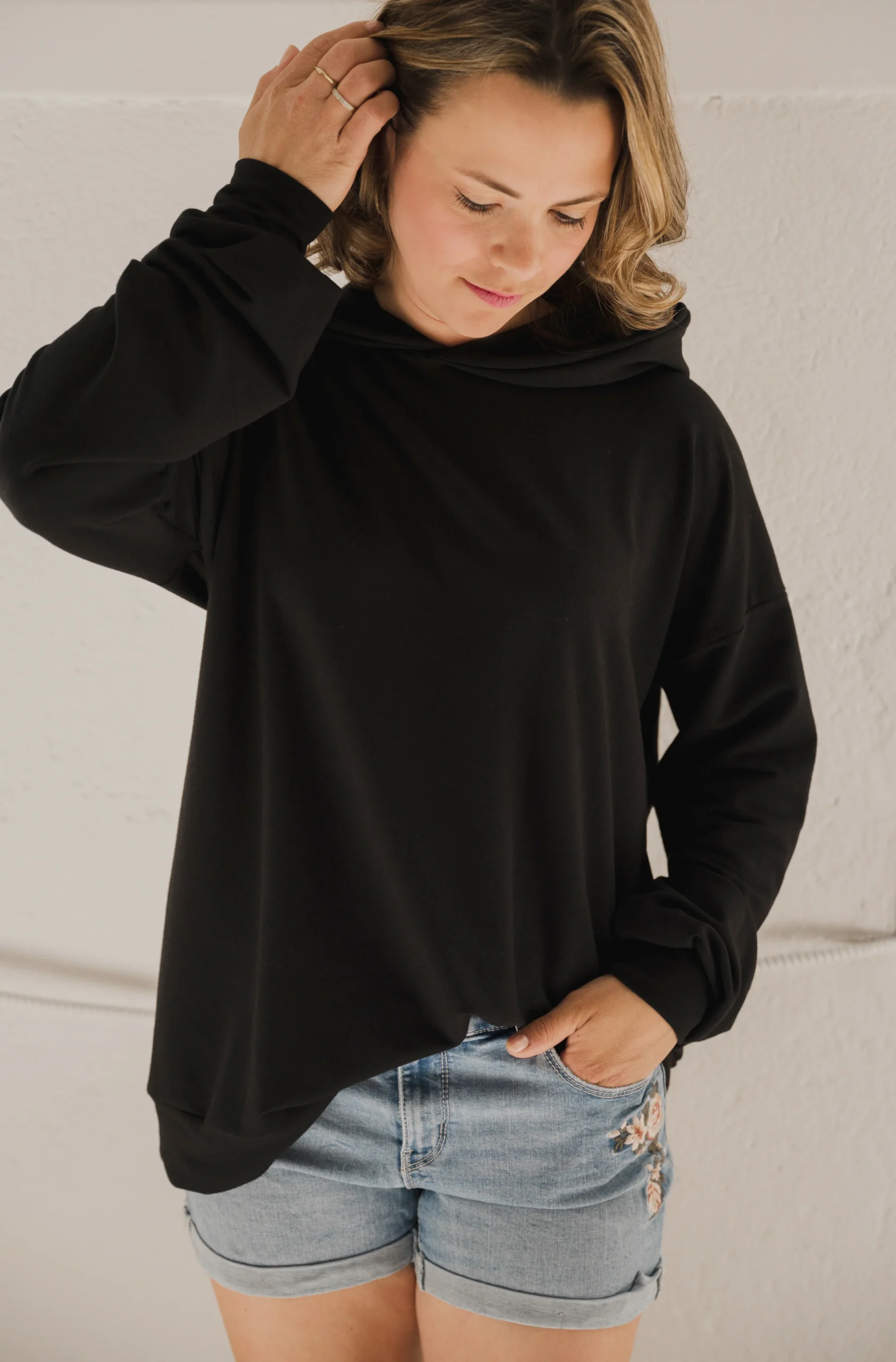 Hoodie oversize manche longue en bambou noir avec bande à la taille pour femme. RETAIL – Image 4
