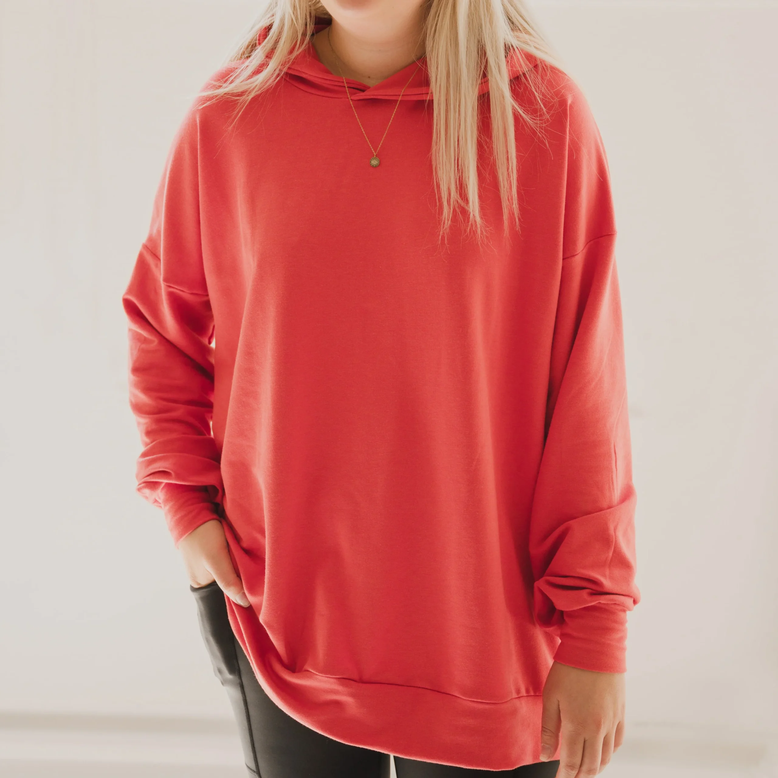 Hoodie oversize manche longue en bambou corail avec bande à la taille pour femme - CRÂNE & FLEURS – Image 3
