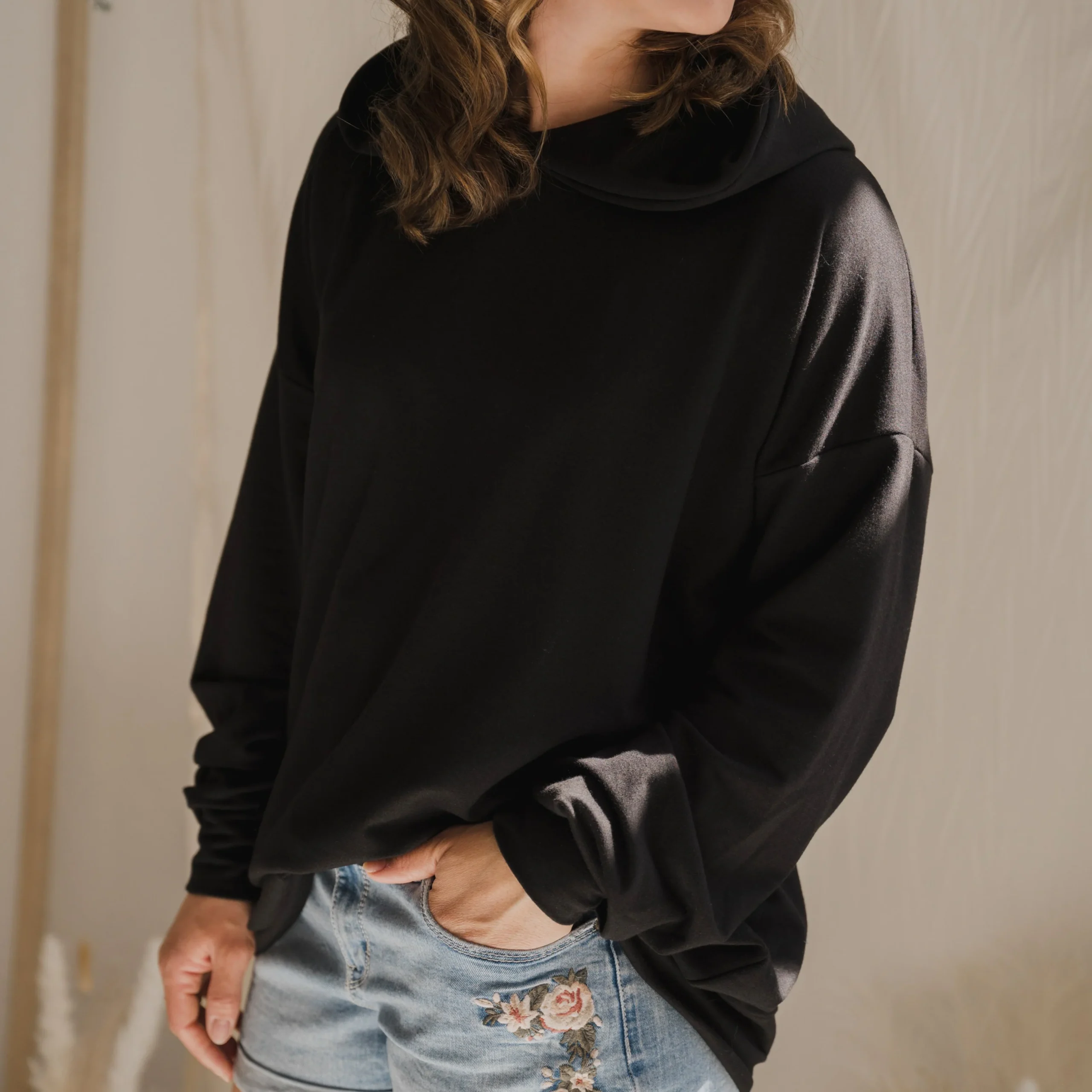 Hoodie oversize manche longue en bambou noir avec bande à la taille pour femme. RETAIL – Image 2