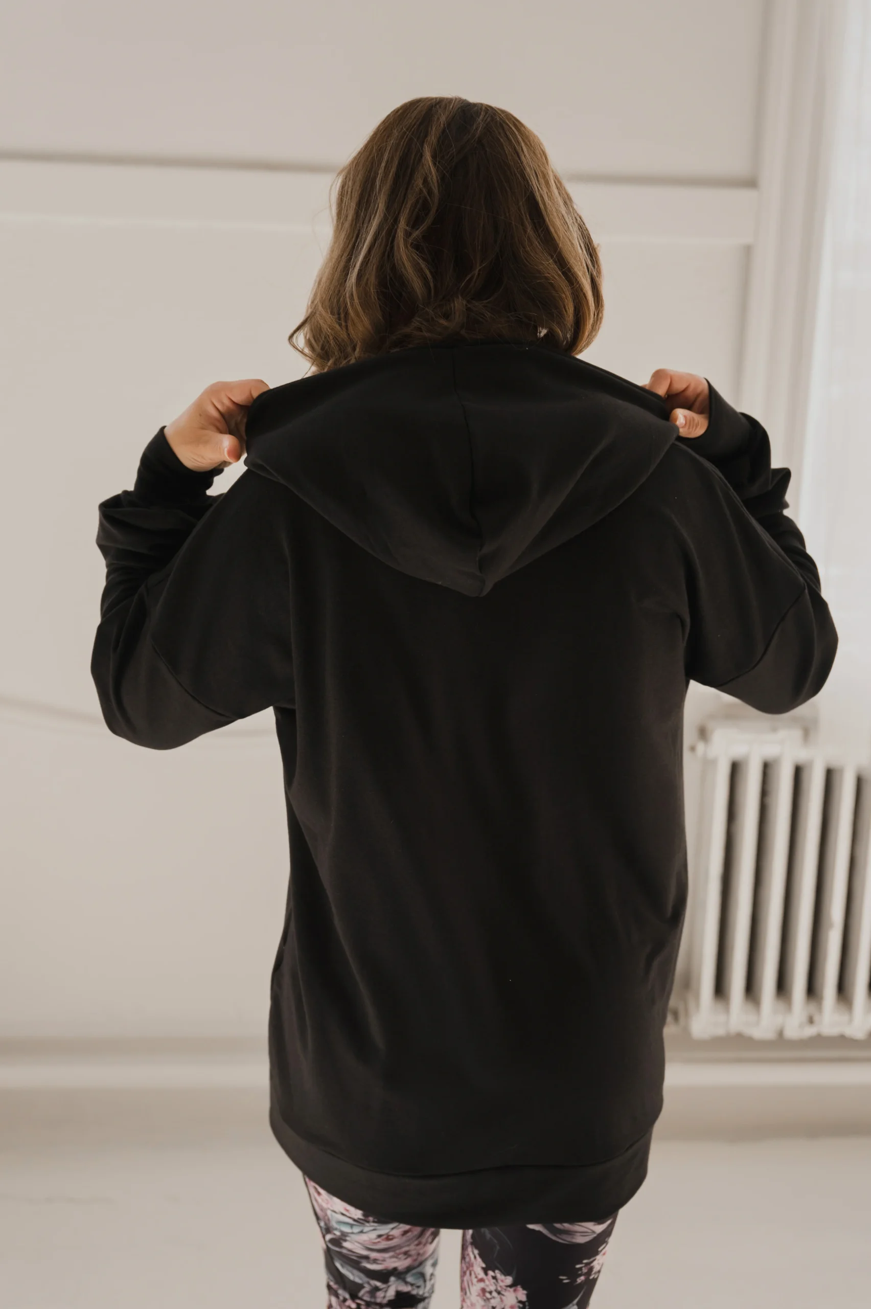 Hoodie oversize manche longue en bambou noir avec bande à la taille pour femme. RETAIL – Image 3