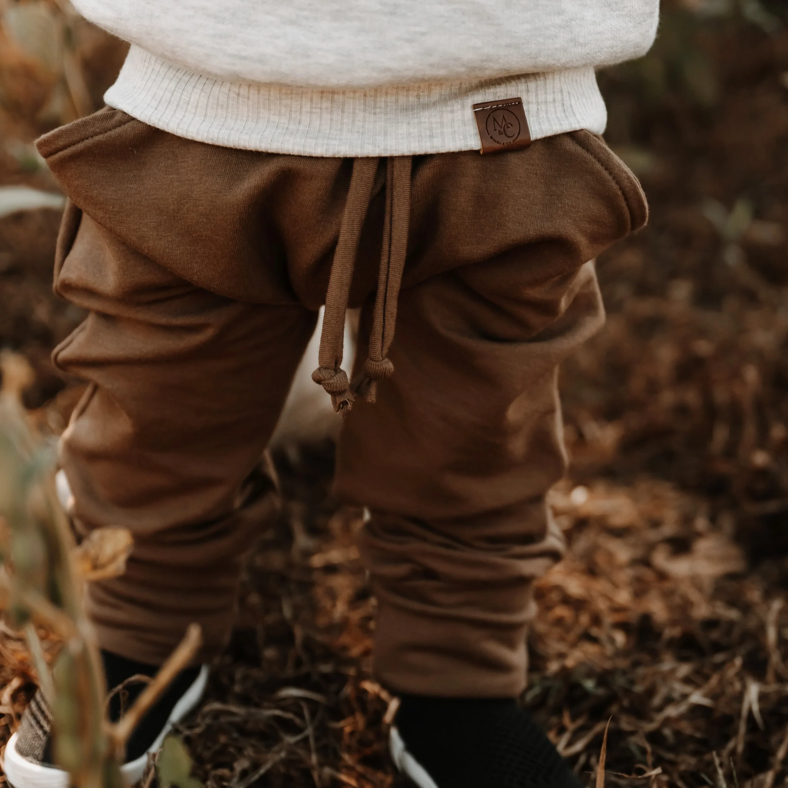 Pantalon évolutif café latté style jogger en bambou pour enfant, grandeurs 0 à 6 ans. – Image 5