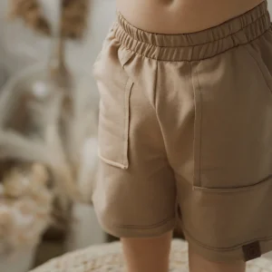 Short cargo 2.0 amande en bambou pour enfant avec poches, grandeurs 12 mois à 12 ans.