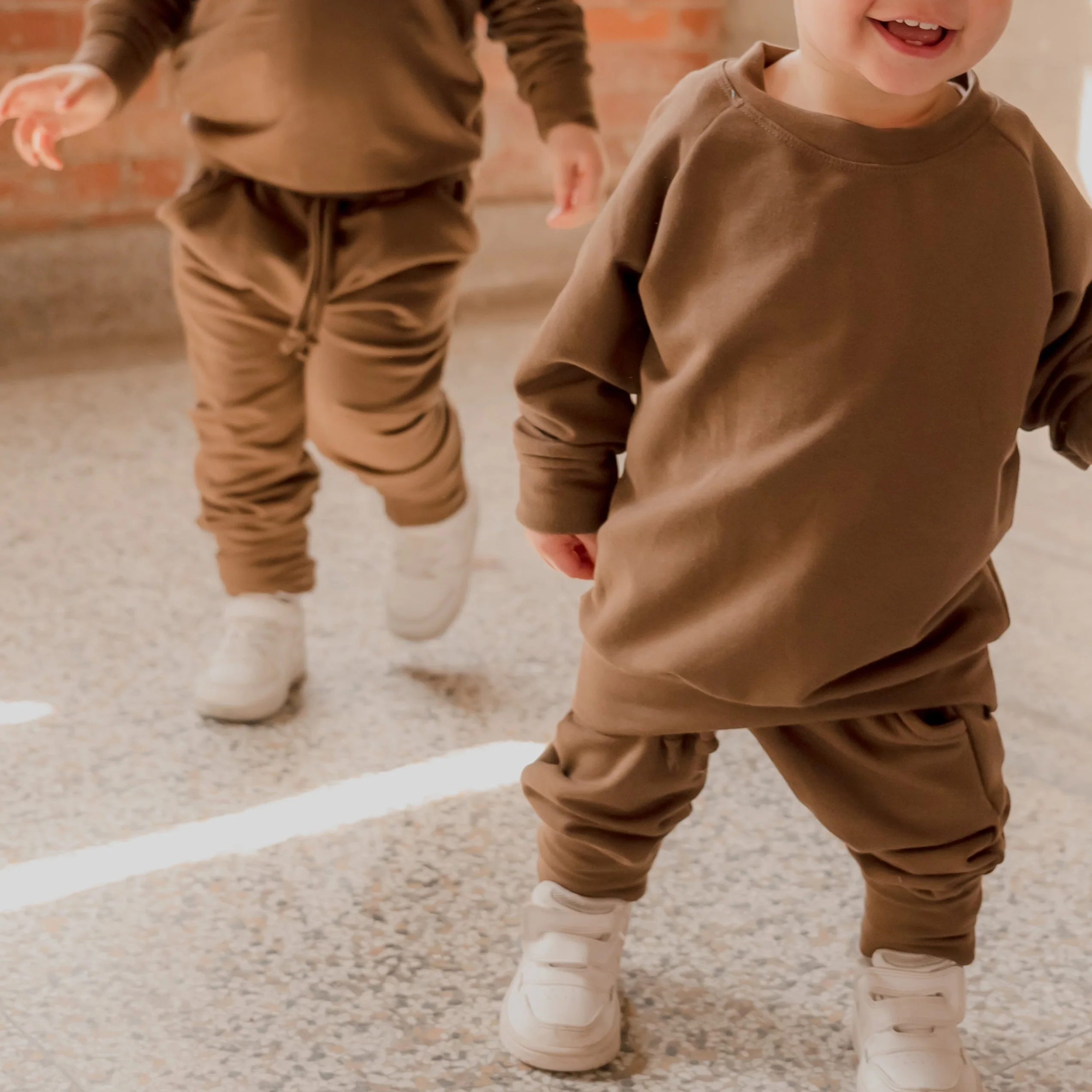 Pantalon évolutif café latté style jogger en bambou pour enfant, grandeurs 0 à 6 ans. – Image 2